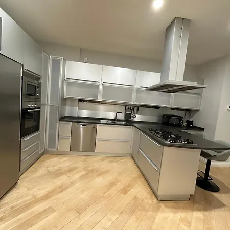 Paola Center , Luxury House In Town Centre 아파트 *